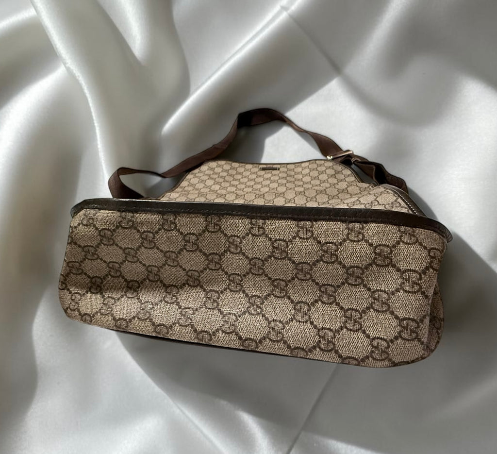 Gucci GG Supreme Messenger Crossbody– Unisex Style