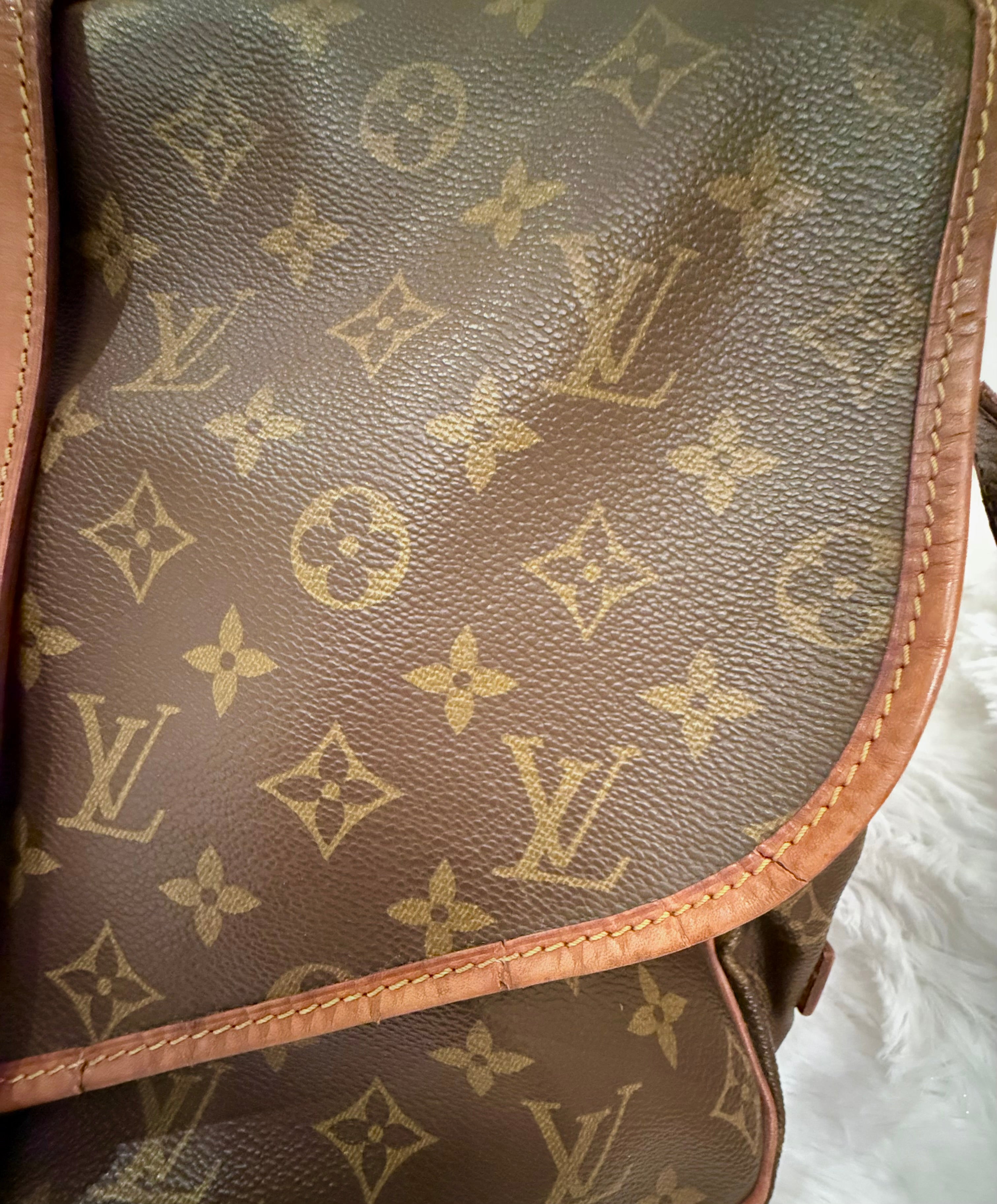 Louis Vuitton vintage Saumur 35 Monogram Crossbody