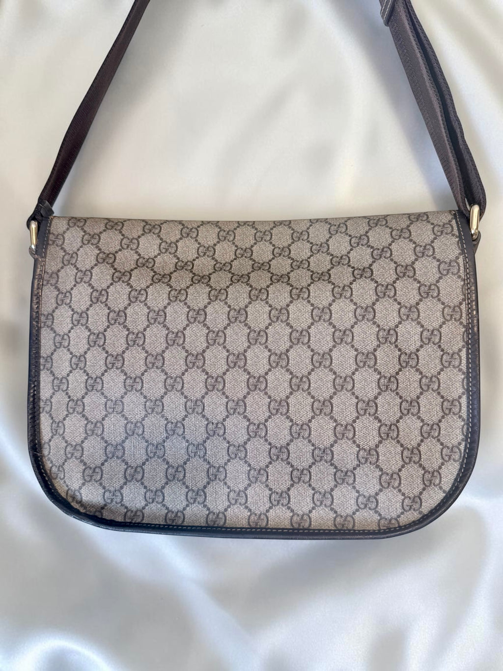Gucci GG Supreme Messenger Crossbody– Unisex Style
