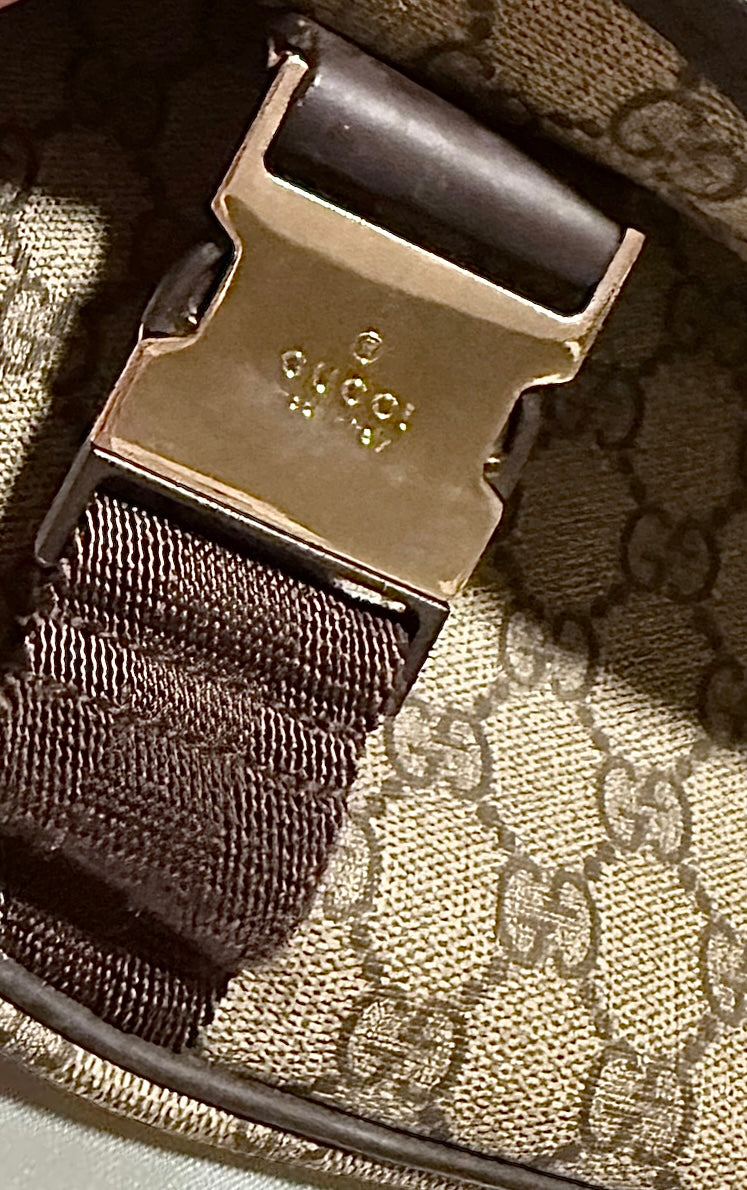 Gucci GG Supreme Messenger Crossbody– Unisex Style