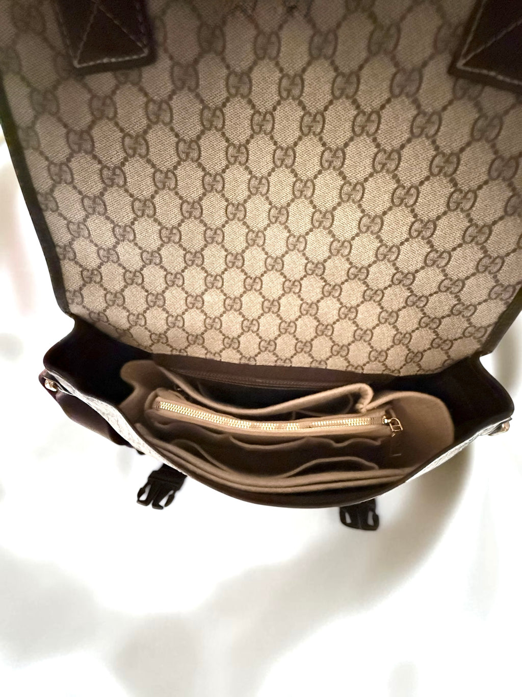 Gucci GG Supreme Messenger Crossbody– Unisex Style