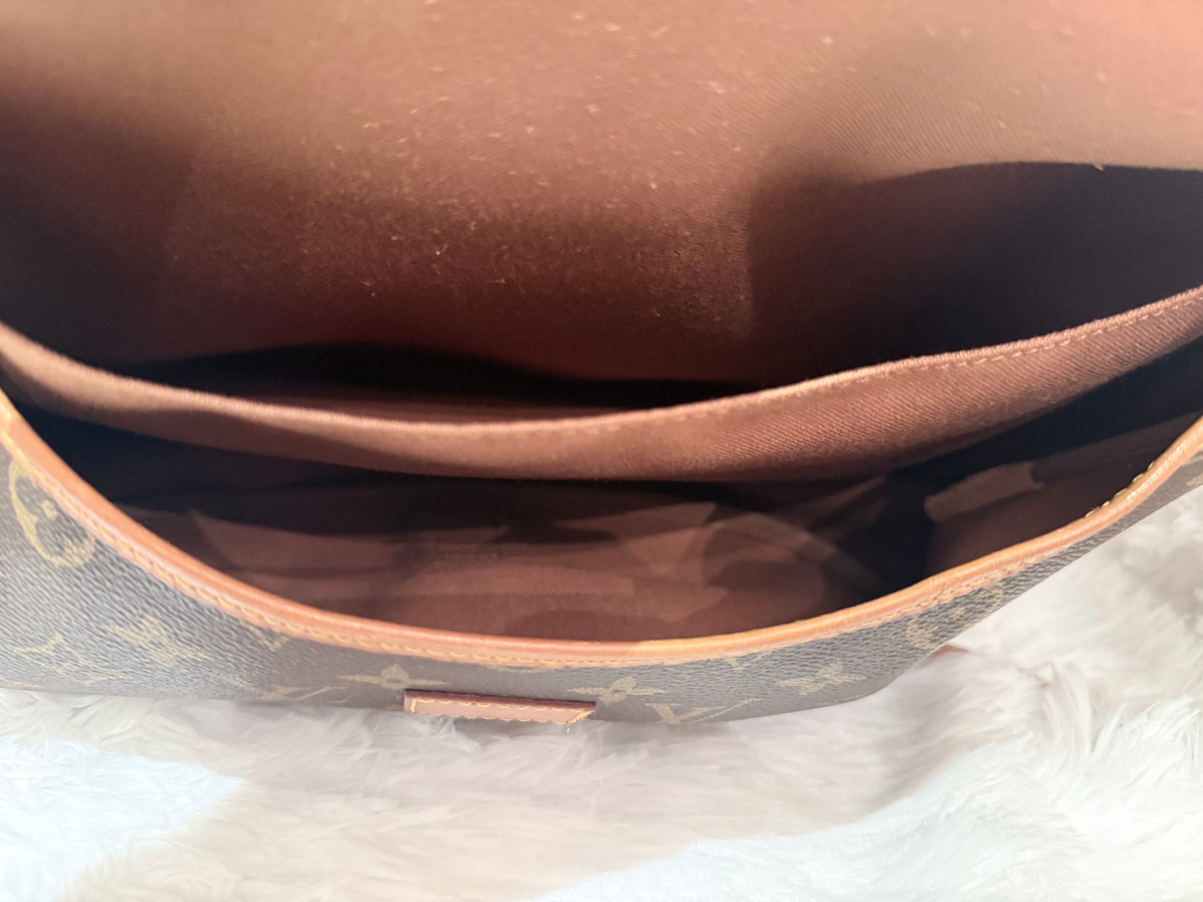 Louis Vuitton vintage Saumur 35 Monogram Crossbody