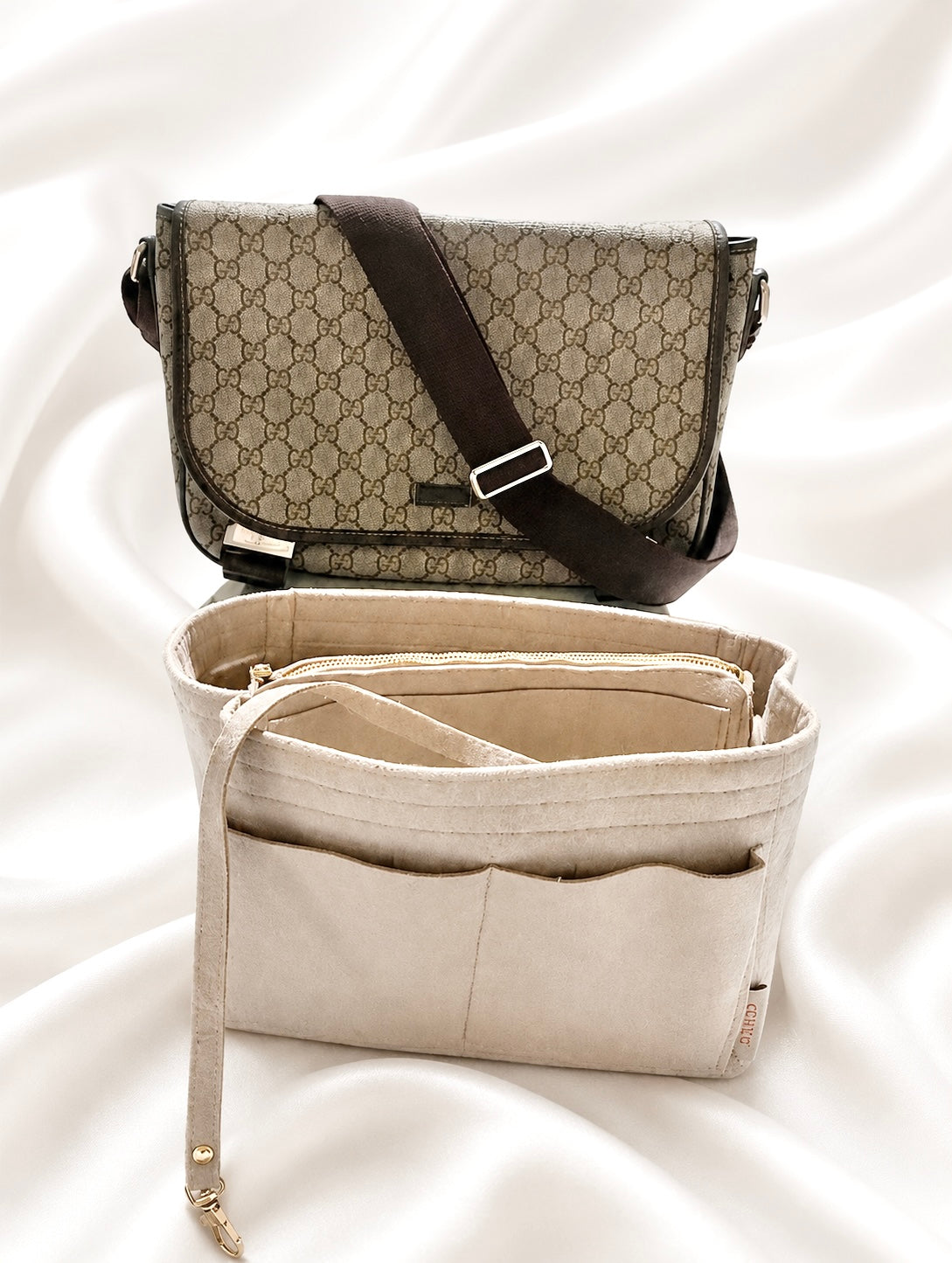 Gucci GG Supreme Messenger Crossbody– Unisex Style