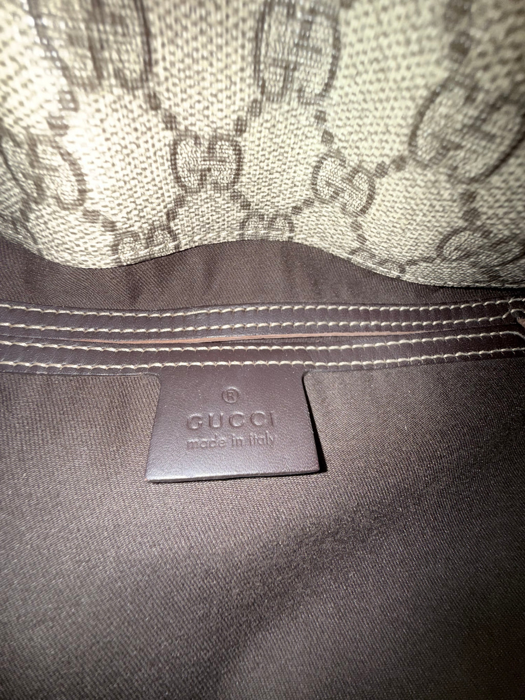 Gucci GG Supreme Messenger Crossbody– Unisex Style