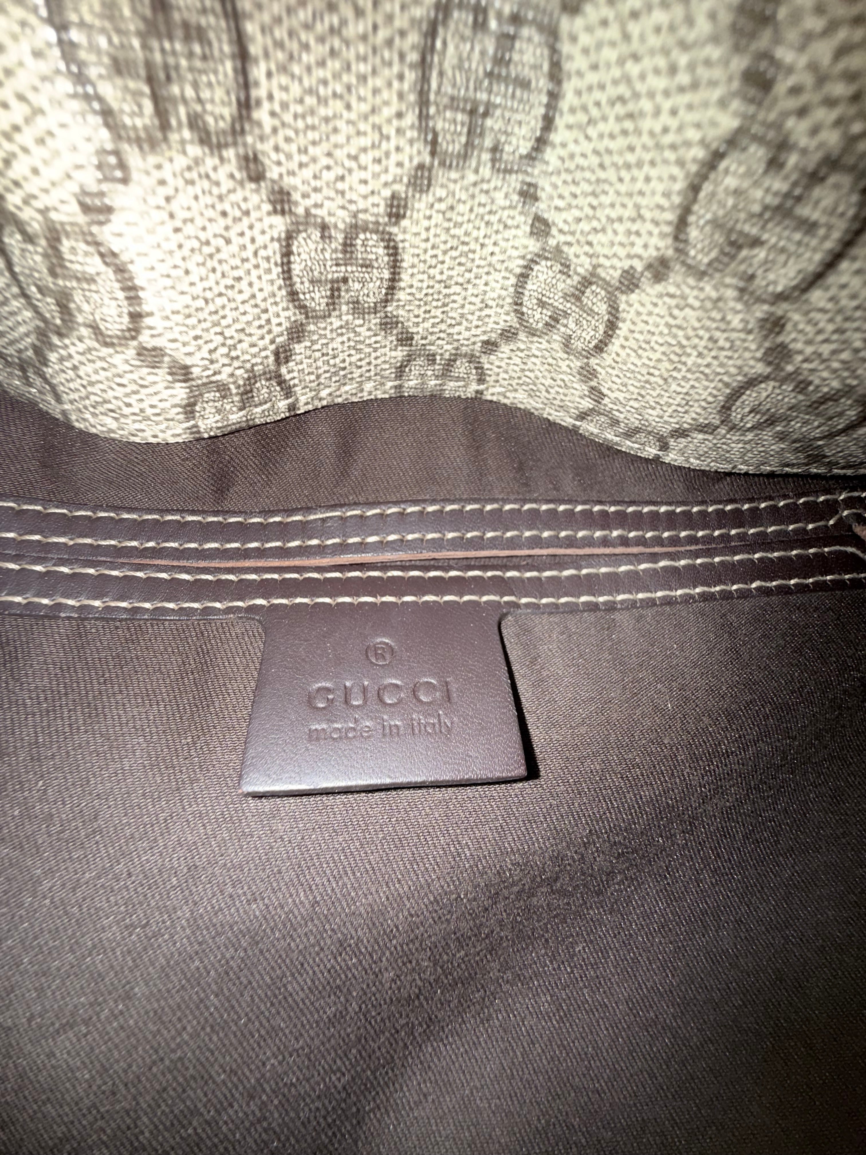 Gucci GG Supreme Messenger Crossbody– Unisex Style