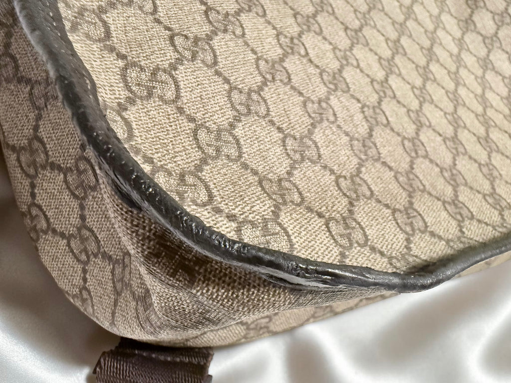 Gucci GG Supreme Messenger Crossbody– Unisex Style