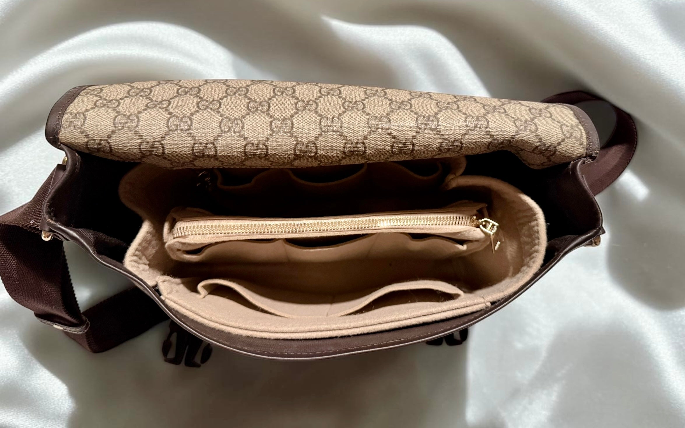 Gucci GG Supreme Messenger Crossbody– Unisex Style