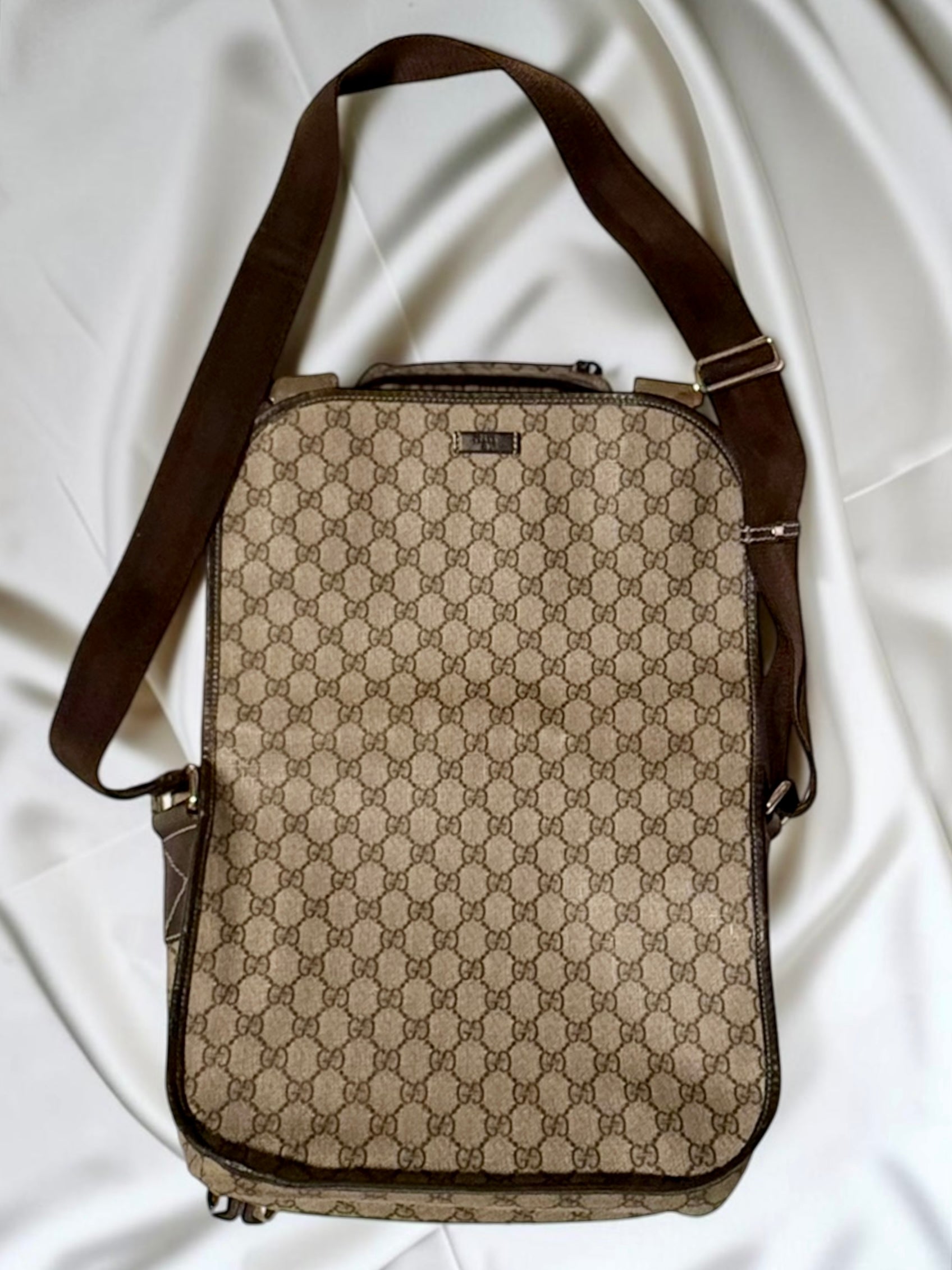 Gucci GG Supreme Messenger Crossbody– Unisex Style