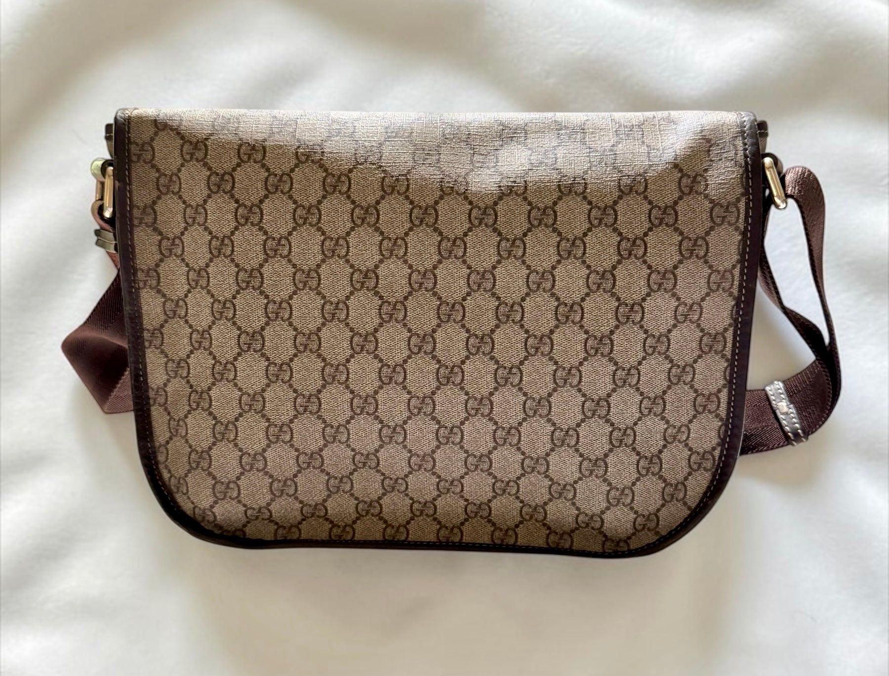 Gucci GG Supreme Messenger Crossbody– Unisex Style